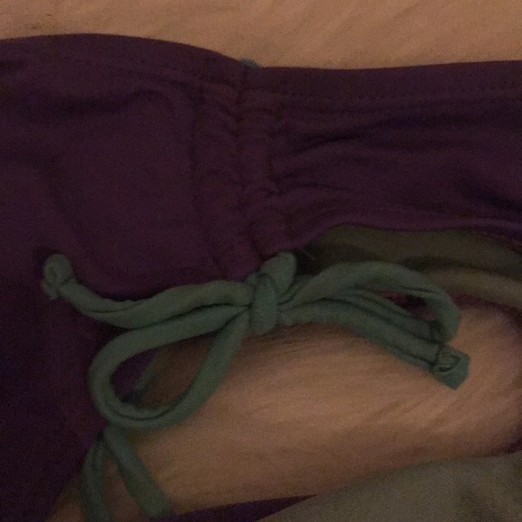A purple and turquoise bikini - Picture 3 of 4
